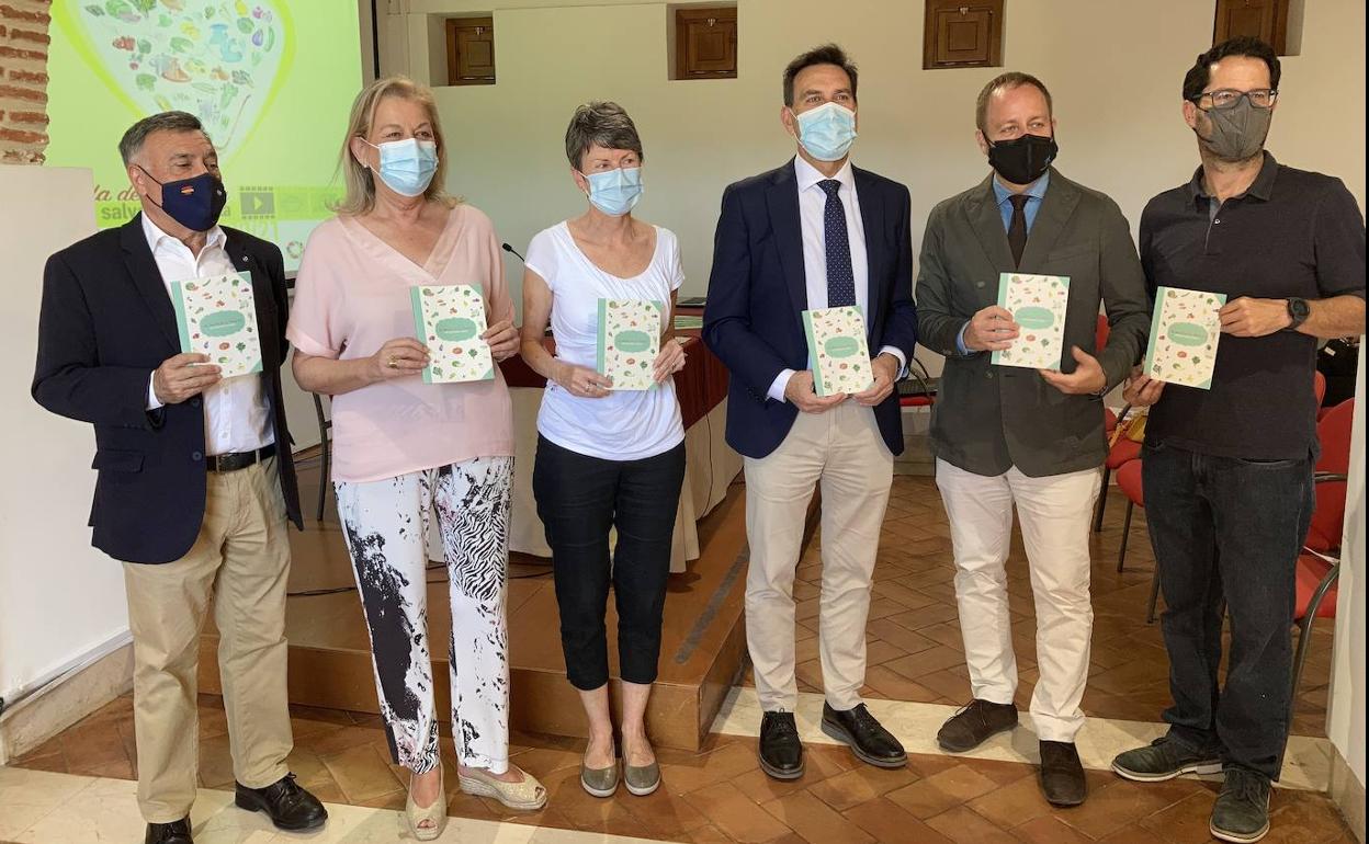 Presentación del libro, con autoridades y responsables del proyecto solidario. 