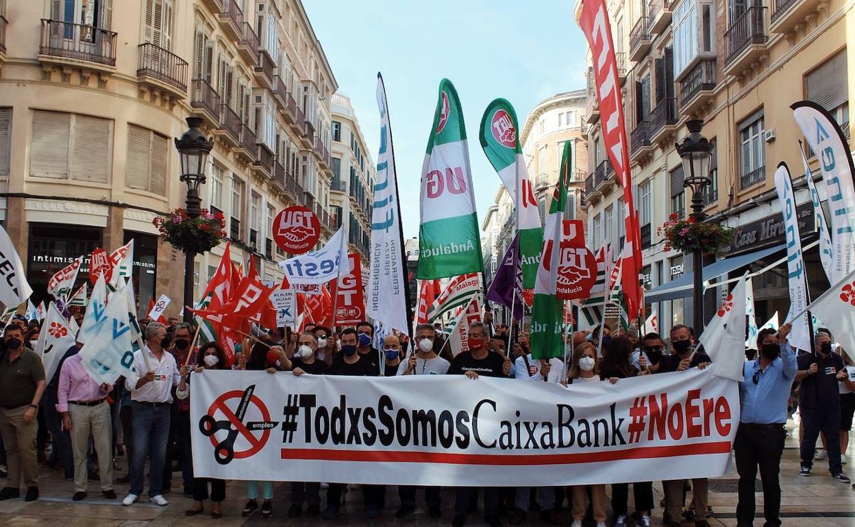 Protesta contra el ERE de CaixaBank en la calle Larios. 