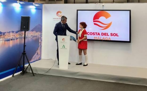 Imagen principal - Arriba, Víctor Navas, alcalde de Benalmádena, con Annie, en la presentación de la oferta de la ciudad costasoleña. Abajo, Pablo Casado es saludado por Francisco de la Torre en el expositor de Málaga y presentación de la cuarta entrega de su guía gastronómica de Mahos 