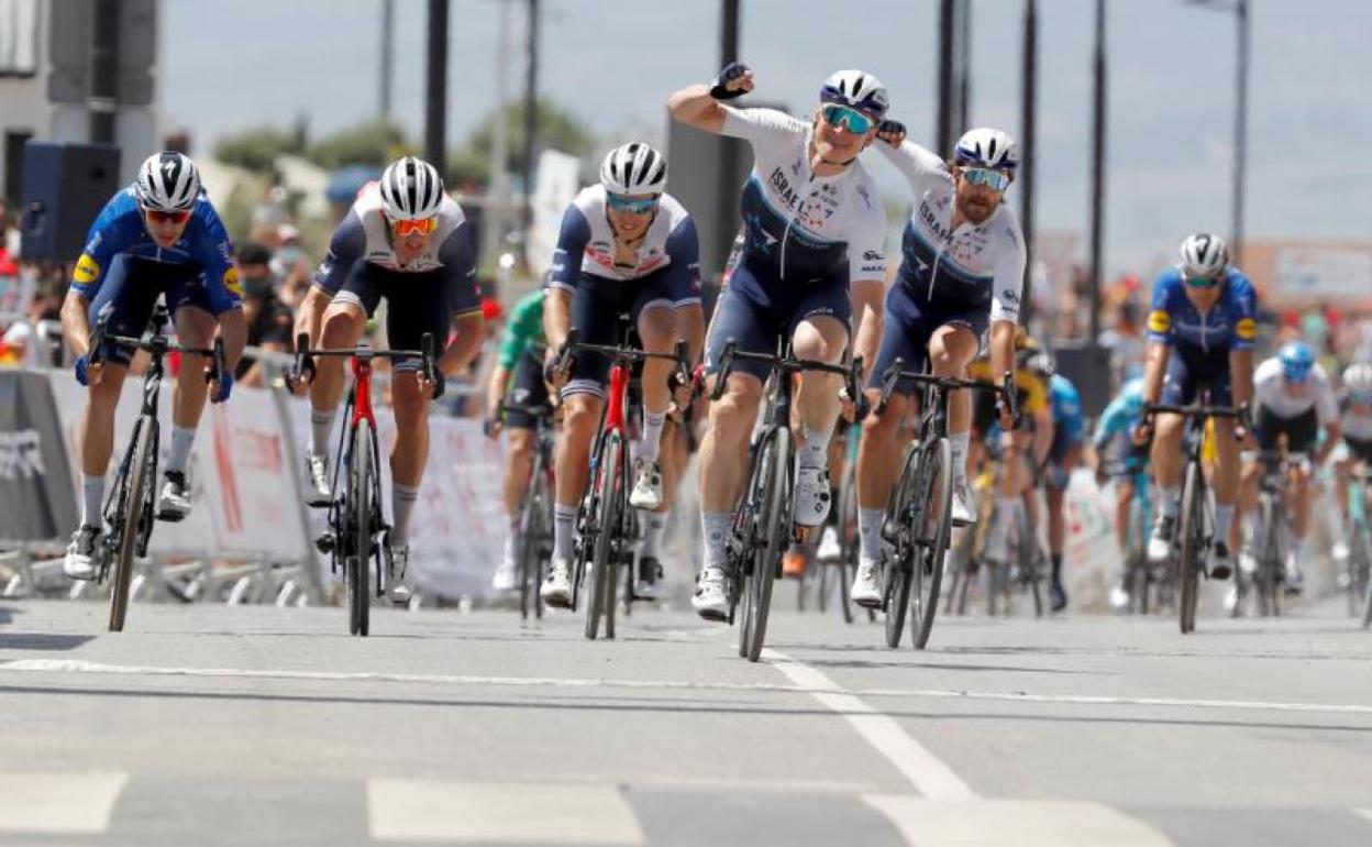 El alemán Andre Greipel entra a meta en la localidad granadina de Cullar Vega. 