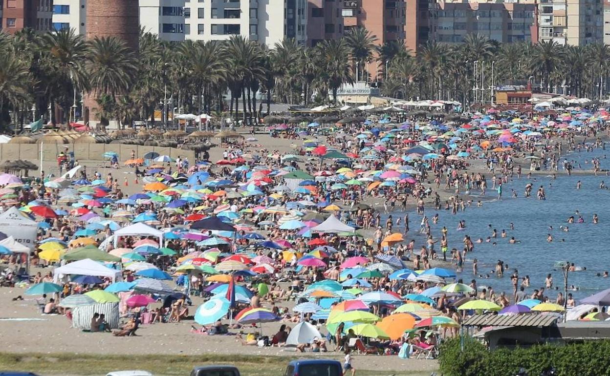 Numerosos malagueños aprovecharon para ir a la playa el sábado pasado para mitigar el calor. 