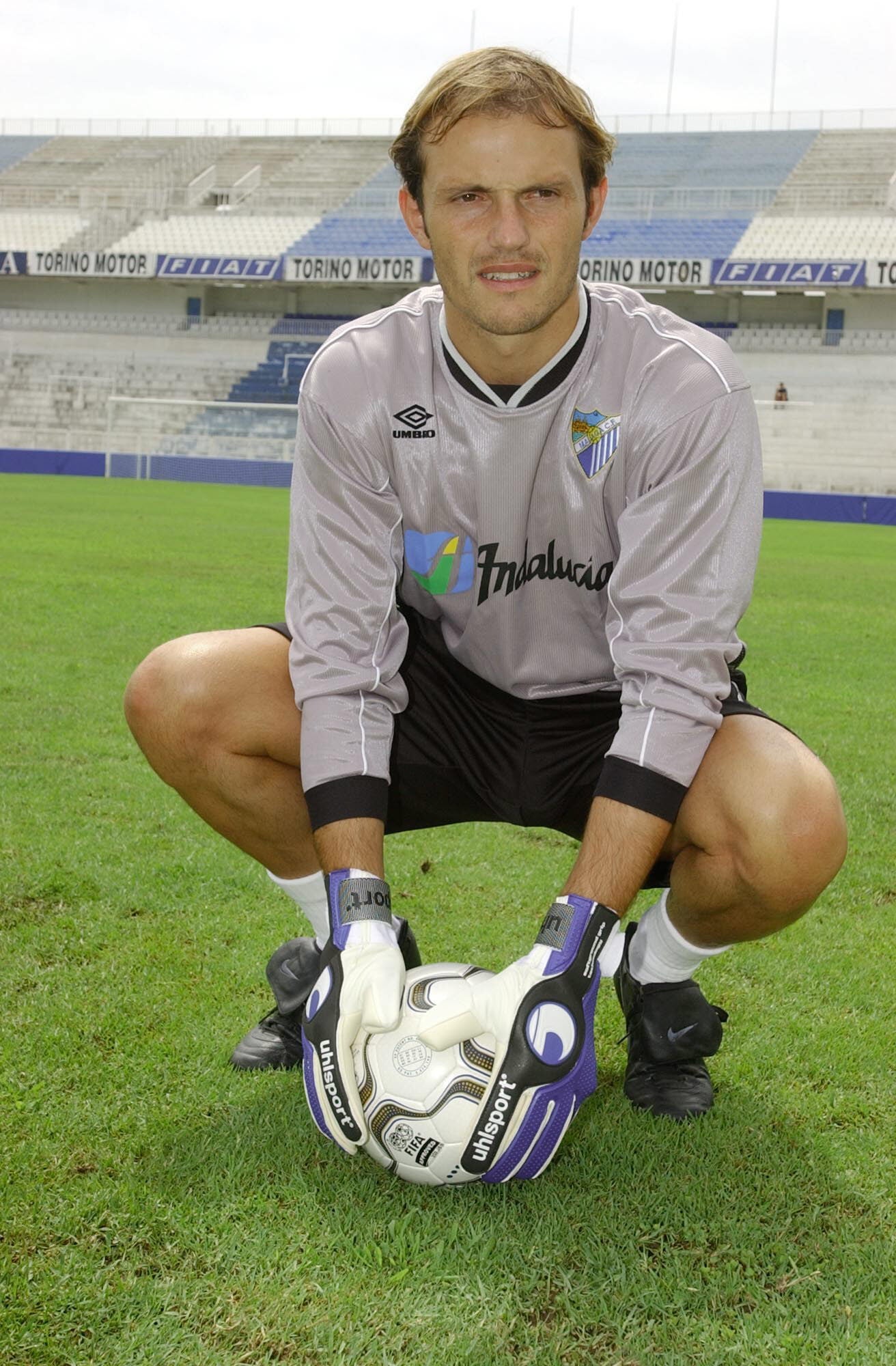 El catalán llegó al conjunto malagueño en 2001 procedente del Barcelona y se marchó de la entidad en 2017 tras varias temporadas como director deportivo. Toda una vida de bñanquiazul resumida en fotografías para recordar su paso por el Málaga.