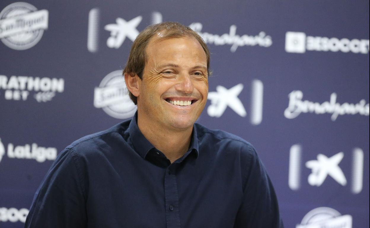 Francesc Arnau, sonriente en la sala de prensa de La Rosaleda en su etapa como director deportivo del Málaga.