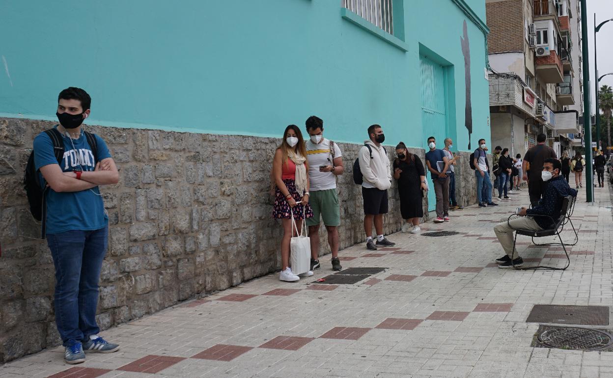 Cola de estudiantes esperando a entrar en la Biblioteca Provincial a las nueve de la mañana. 