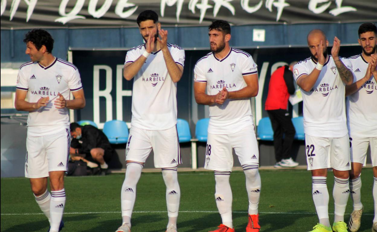 El Marbella saluda en el último partido en casa.