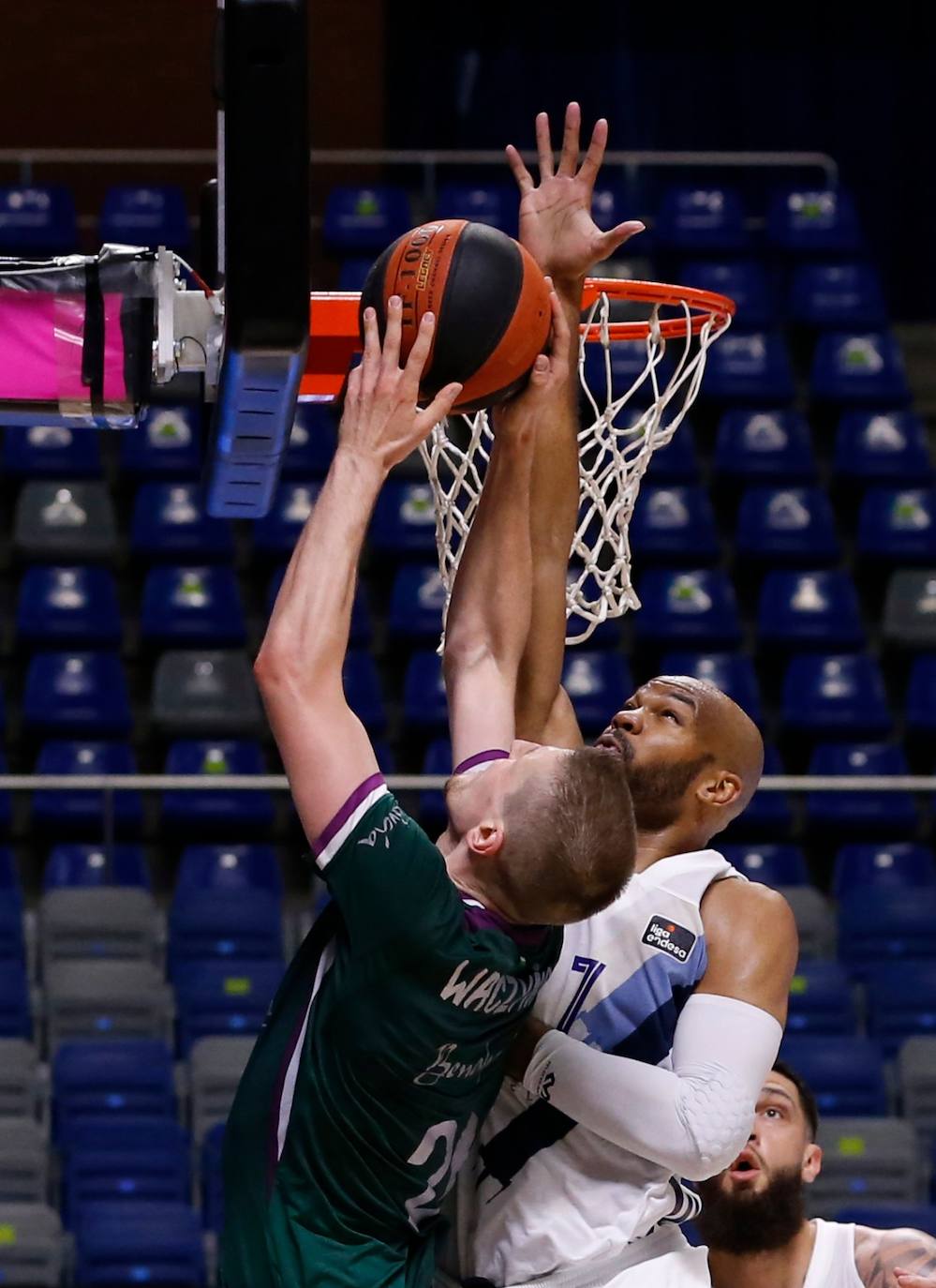 El Unicaja se despide de la Liga regular en el Palacio de los Deportes de Málaga 