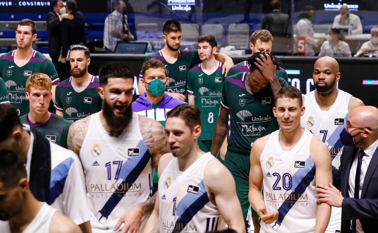 Los jugadores del Unicaja (en el fondo) se retiran cabizbajos tras la derrota, con graves consecuencias. 