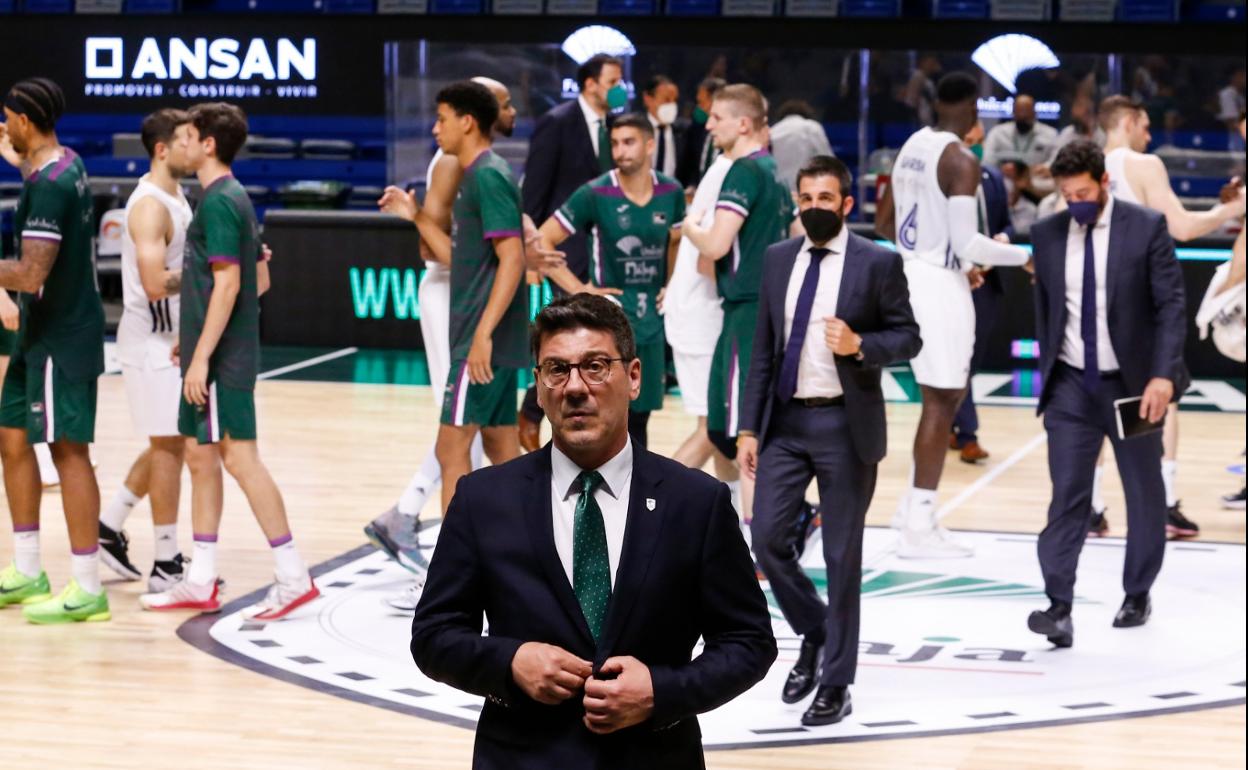 Katsikaris abandona la pista del Carpena tras la derrota ante el Madrid. 