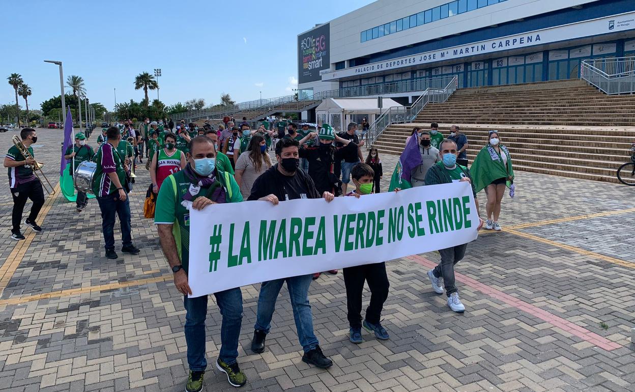 Los asistentes a la convocatoria portaron una pancarta con el lema 'La marea verde no se rinde'. 