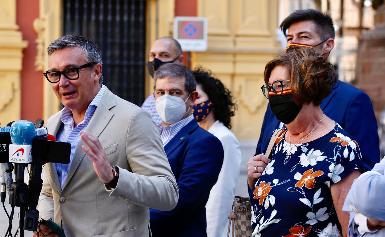 Gavira, a las puertas de la Catedral de Málaga, junto a los parlamentarios malagueños Ana Gil y Eugenio Moltó.