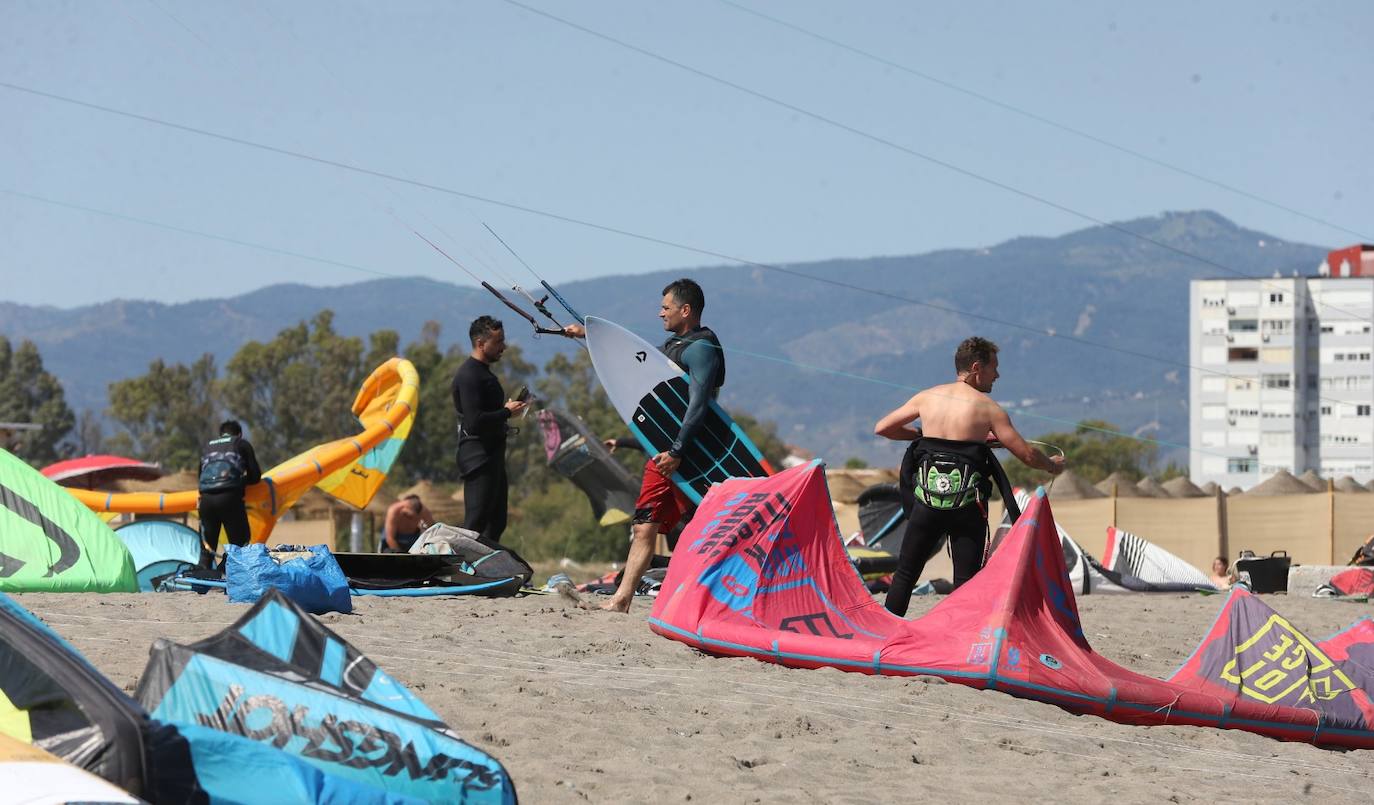 Gran ambiente de kitesurf en Málaga a finales de mayo. 