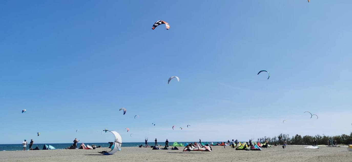 Gran ambiente de kitesurf en Málaga a finales de mayo. 