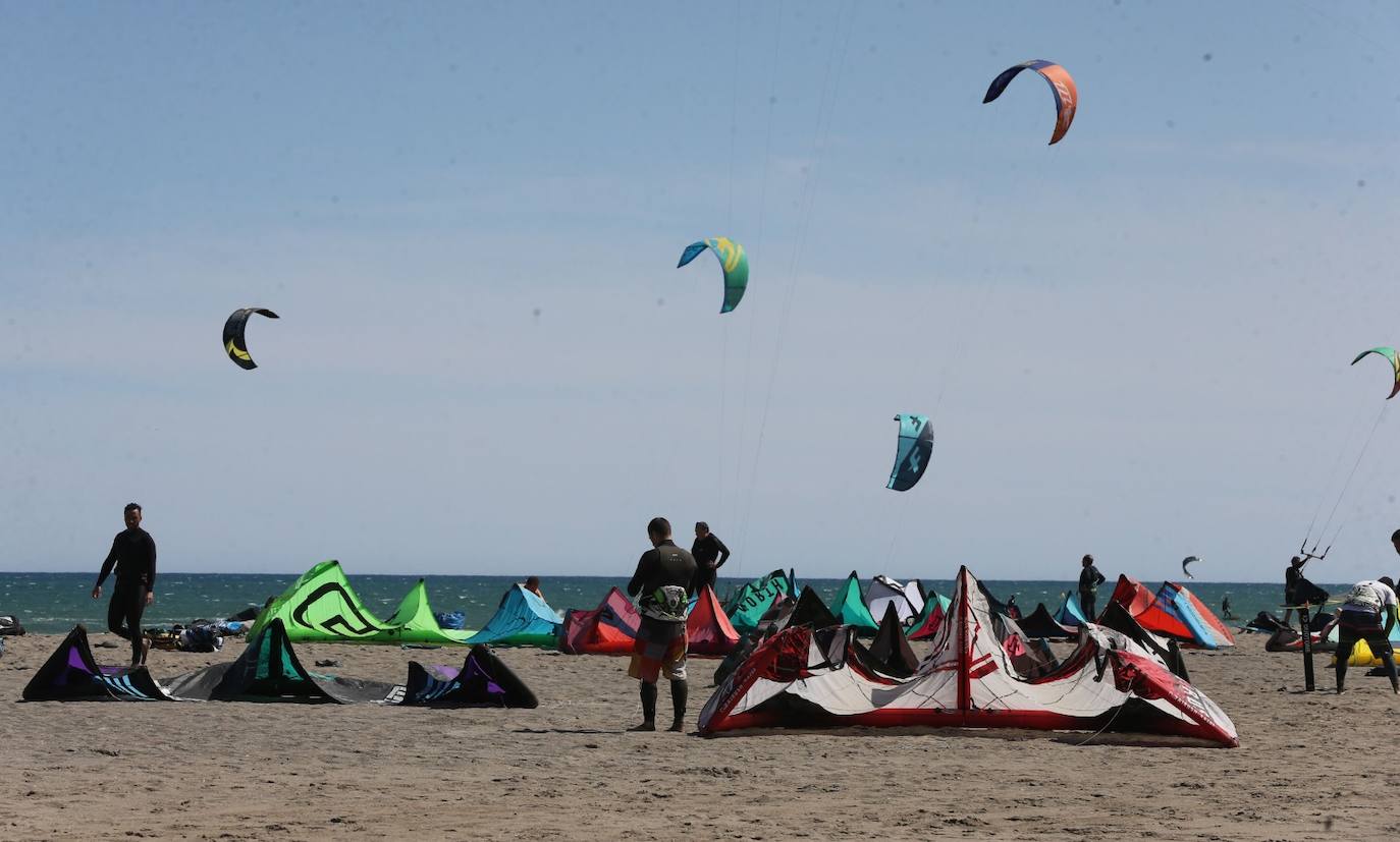 Gran ambiente de kitesurf en Málaga a finales de mayo. 