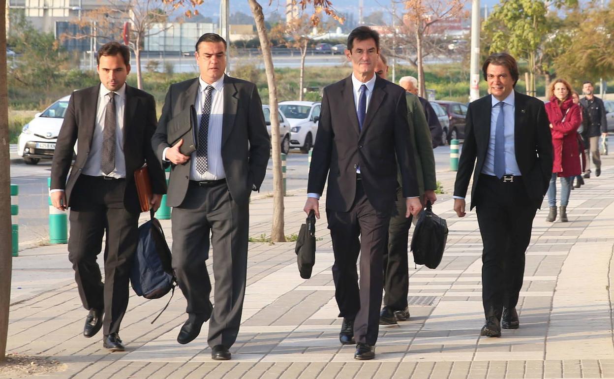 Gonzalo Hervás y Jamal Shatli (tercero y cuarto por la derecha), hace unos meses a su llegada a los juzgados para una vista del litigio con Al-Thani. 