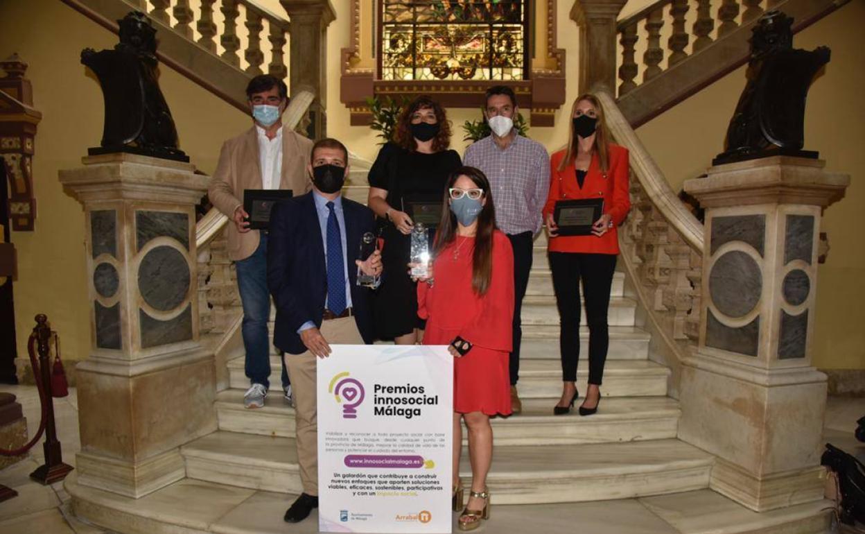 Premiados y proyectos con mención especial posan en el Ayuntamiento de Málaga tras recibir el reconocimiento de 'Innosocial Málaga.