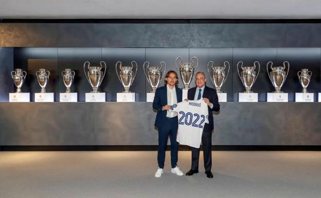 Luka Modric, firmando su renovación. 