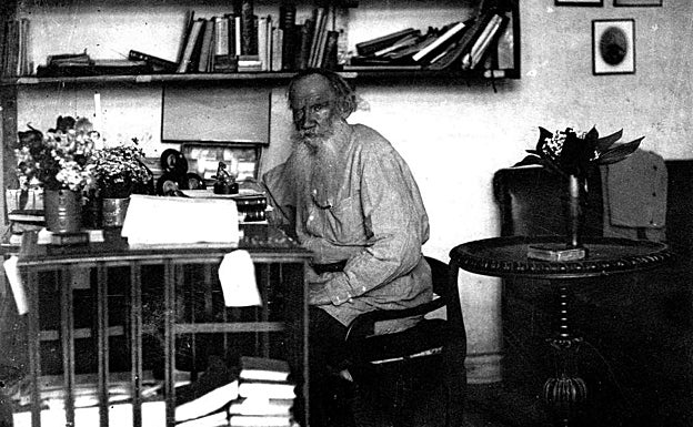 Imagen principal - El joven malagueño que escribió a Tolstói para saber qué hacer con su vida