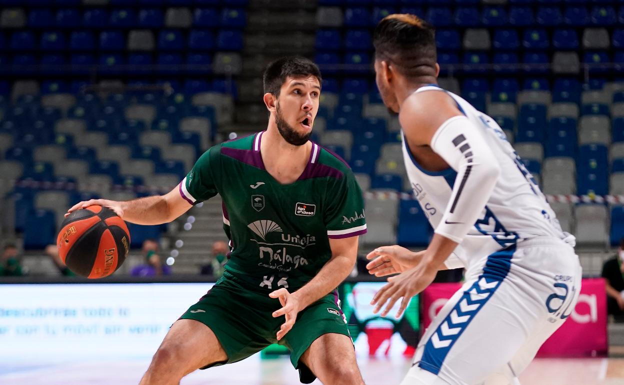 Axel Bouteille, defendido por Rivero en el partido ante el Burgos. 