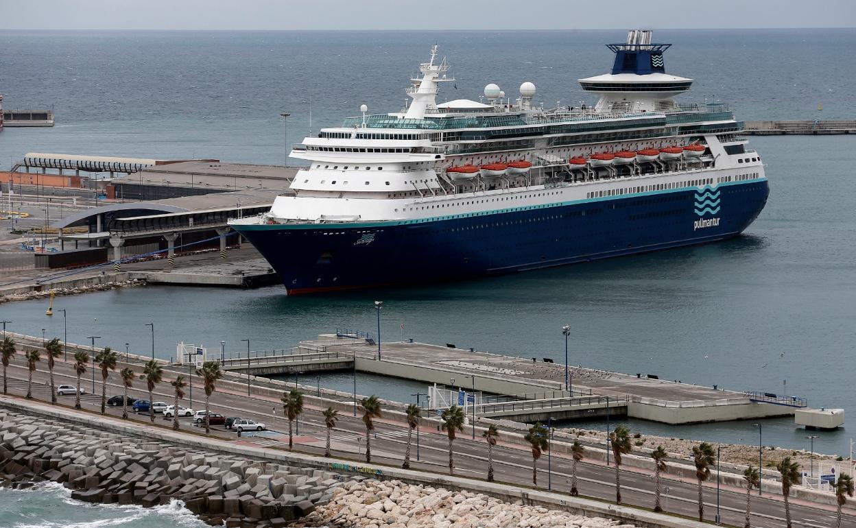 Vista del último crucero que atracó en Málaga ante la pandemia. 