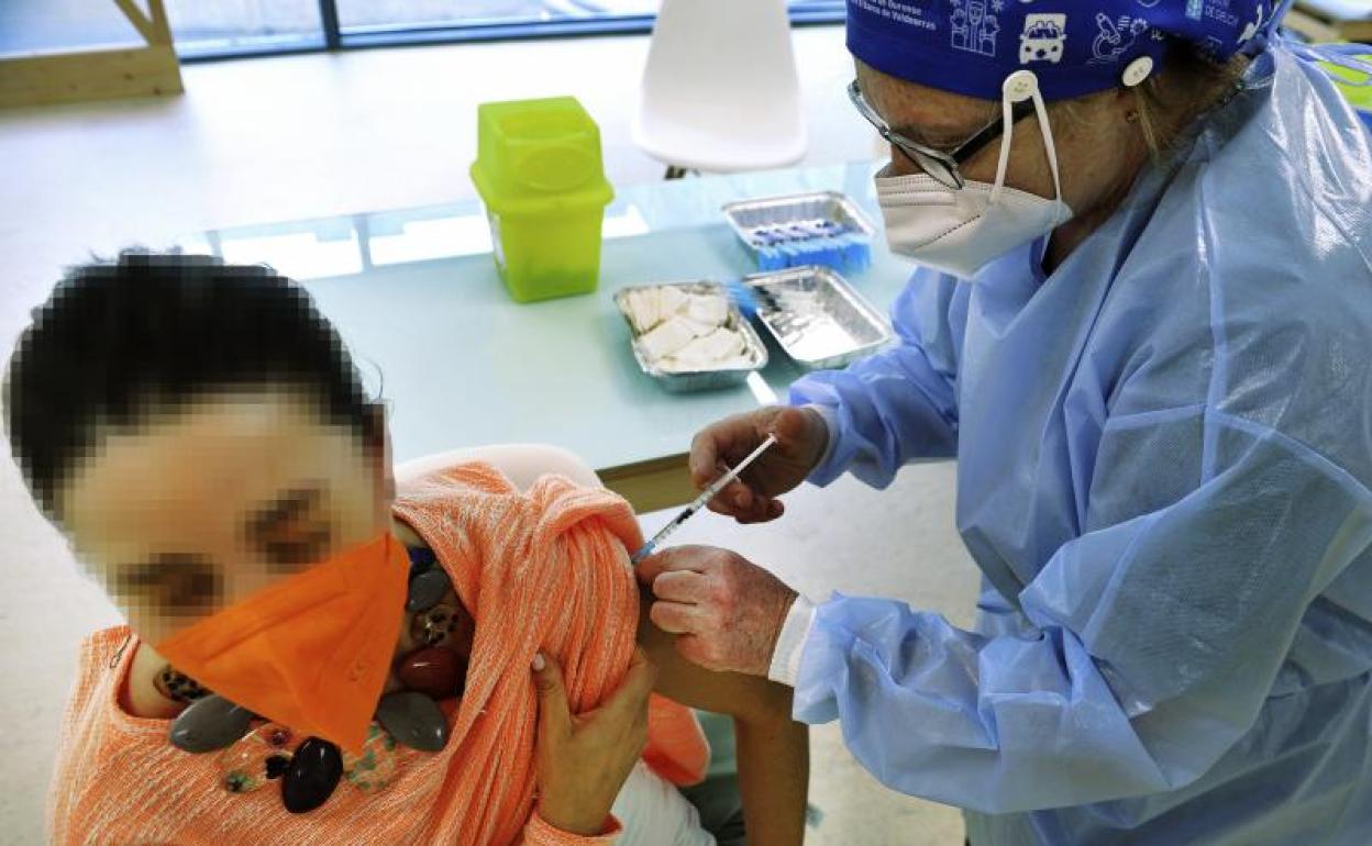 Vacunas Andalucía: Salud confía en que «el 100% de mayores de 40 años» tengan una dosis de la vacuna antes de julio