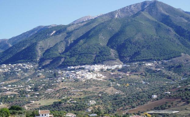 Alcaucín (al fondo) está situado frente al castillo de Zalia y Puente Don Manuel. 