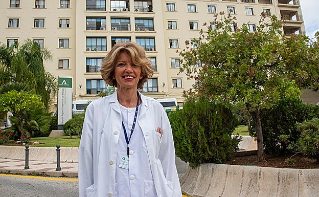 Lucía Pérez Costillas posa para la foto, en la puerta del Hospital Regional de Málaga. 