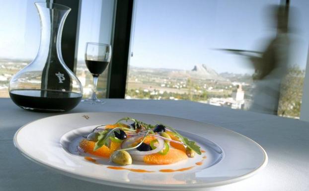 Imagen principal - Pío antequerano del restaurante Marmitia. Abajo, tapa de pío antequerano del desaparecido restaurante Lereo y plato de mojete alhaurino, una de las recetas similares al pío antequerano. 