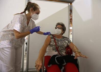 Imagen secundaria 1 - Colas para ser vacunado, momento de la inoculación y sala de espera tras el pinchazo para posibles reacciones. 