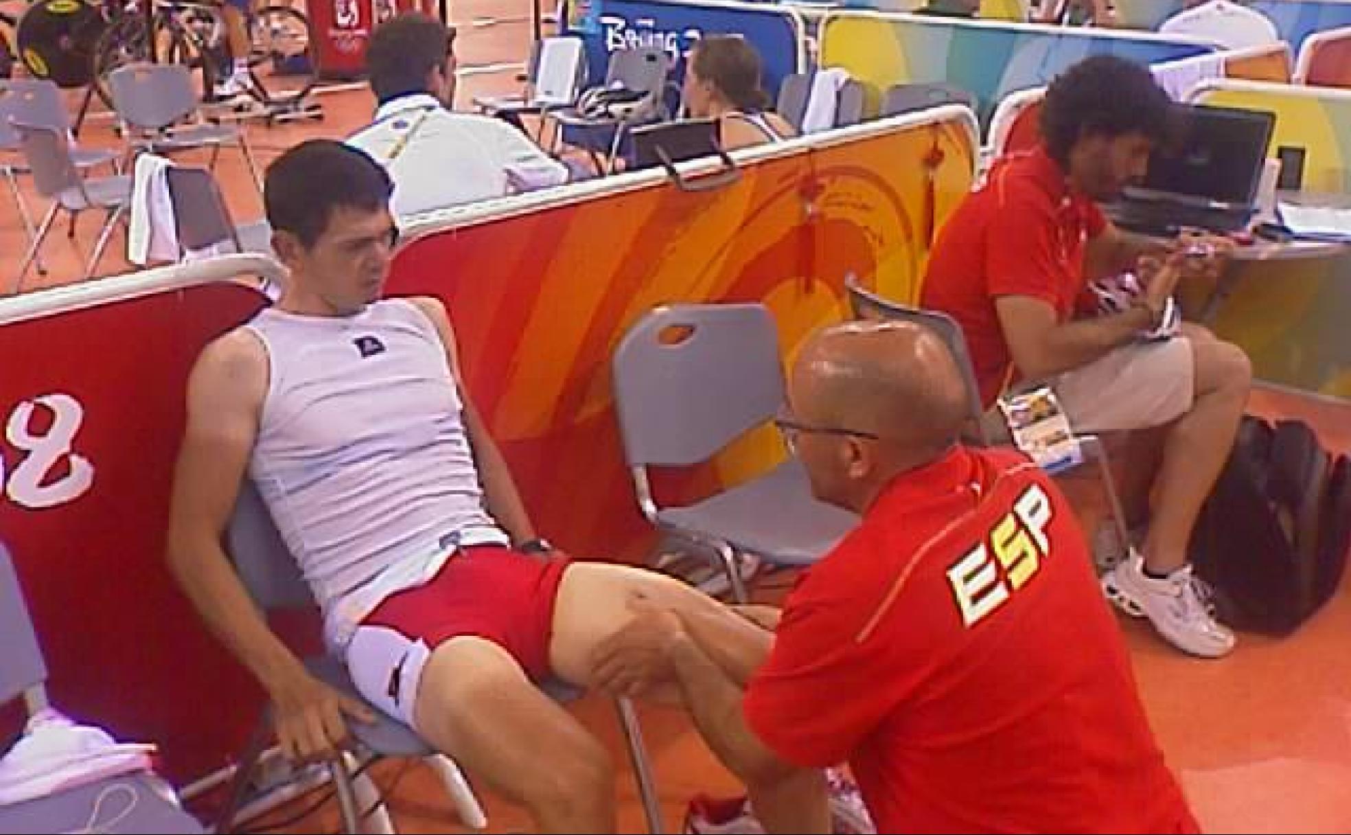 Marcelino Torrontegui atiende al ciclista en pista balear Joan Llaneras, varias veces medallista. 