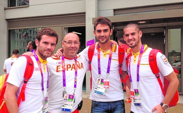 Torrontegui, con los futbolistas Mata, Adrián e Isco, los dos últimos que pasaron por el Málaga. 