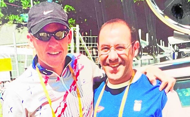 El asturiano afincado en Málaga, junto a otro mito del deporte, Lance Armstrong, antes de quedar este marcado por el dopaje. 