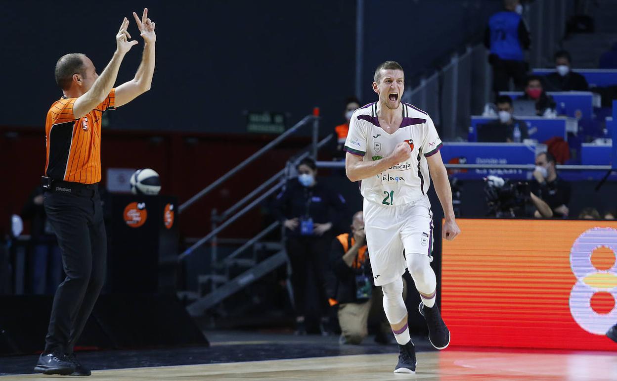 Adam Waczynski celebra un triple en una cita de esta temporada. 