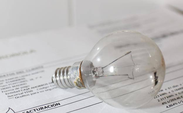 La OCU desvela tres sencillos trucos para ahorrar con las nuevas tarifas de la luz 