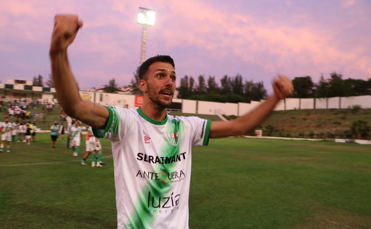 Palomino celebra la clasificación del Antequera. 