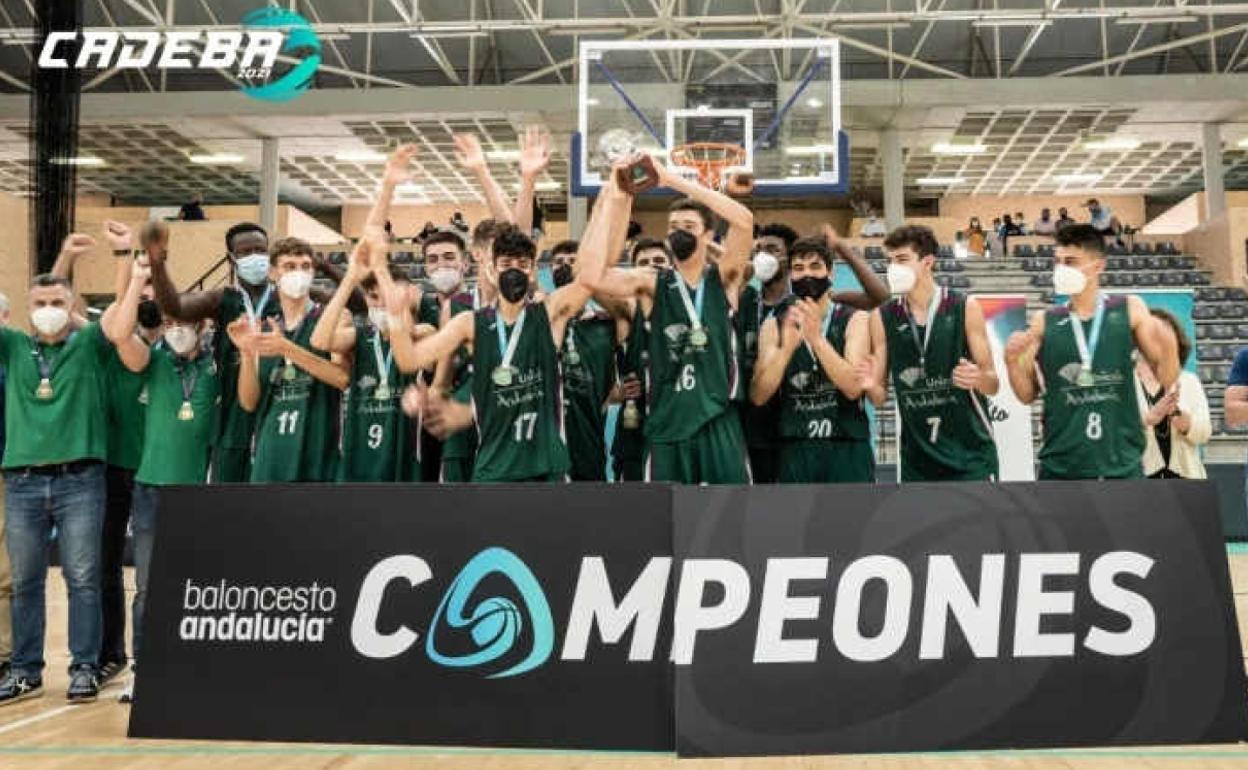 La plantilla del Unicaja celebra la victoria ante el Betis. 