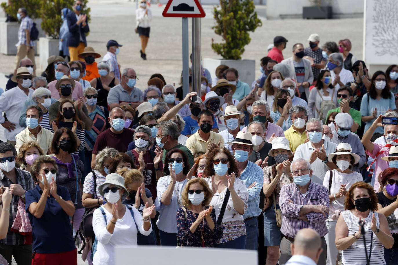 Unas 300 personas se han dado cita a partir de las once de la mañana de este domingo en la explanada junto a la Farola del puerto de Málaga para asistir a la concentración convocada por la plataforma ciudadana Defendamos Nuestro Horizonte. 