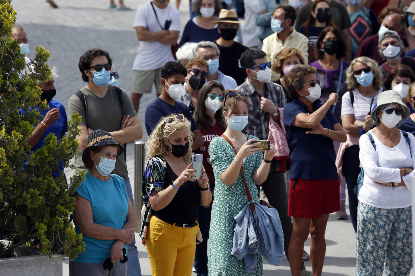 Unas 300 personas se han dado cita a partir de las once de la mañana de este domingo en la explanada junto a la Farola del puerto de Málaga para asistir a la concentración convocada por la plataforma ciudadana Defendamos Nuestro Horizonte. 