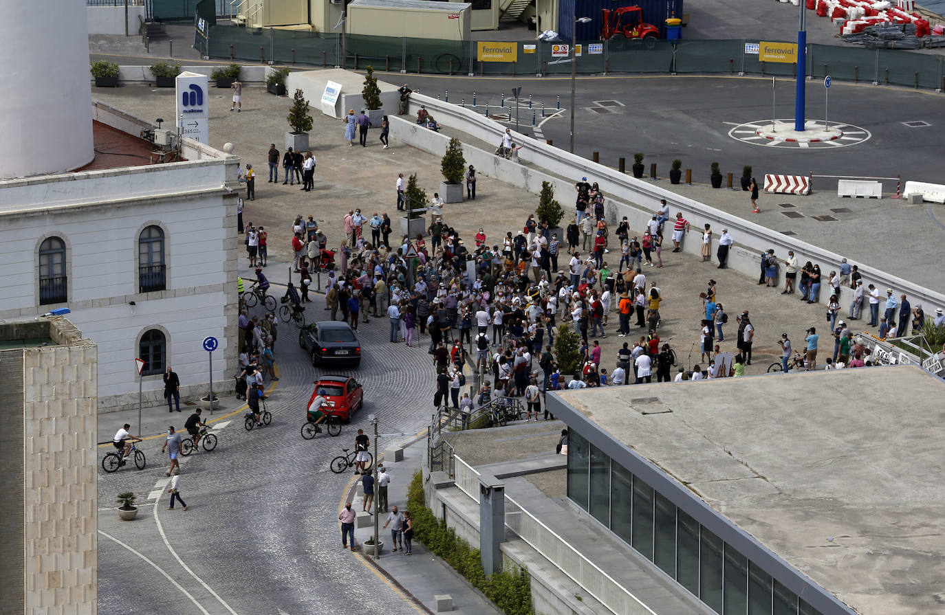 Unas 300 personas se han dado cita a partir de las once de la mañana de este domingo en la explanada junto a la Farola del puerto de Málaga para asistir a la concentración convocada por la plataforma ciudadana Defendamos Nuestro Horizonte. 