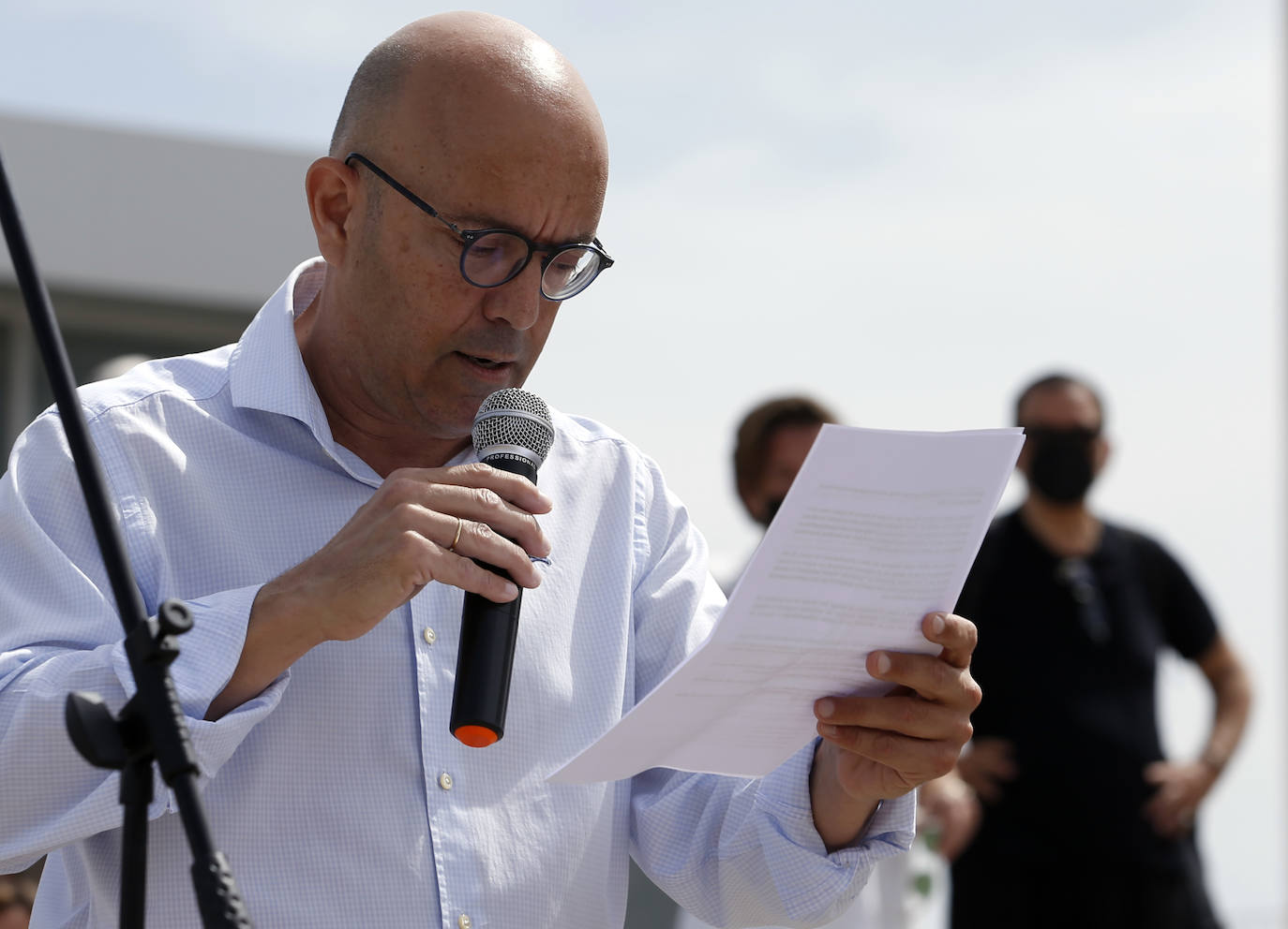 Unas 300 personas se han dado cita a partir de las once de la mañana de este domingo en la explanada junto a la Farola del puerto de Málaga para asistir a la concentración convocada por la plataforma ciudadana Defendamos Nuestro Horizonte. 