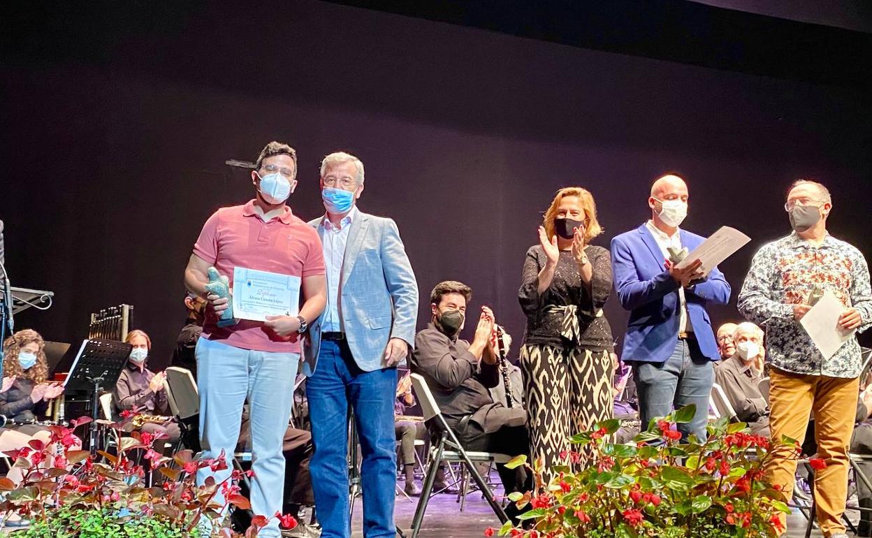 Momento de la entrega del premio, por parte del alcalde, al compositor ganador, durante la gala celebrada el pasado fin de semana. 