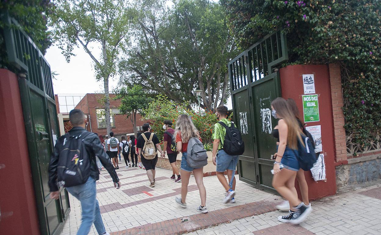 Jóvenes, entrando al IES Politécnico Jesús Marín. 