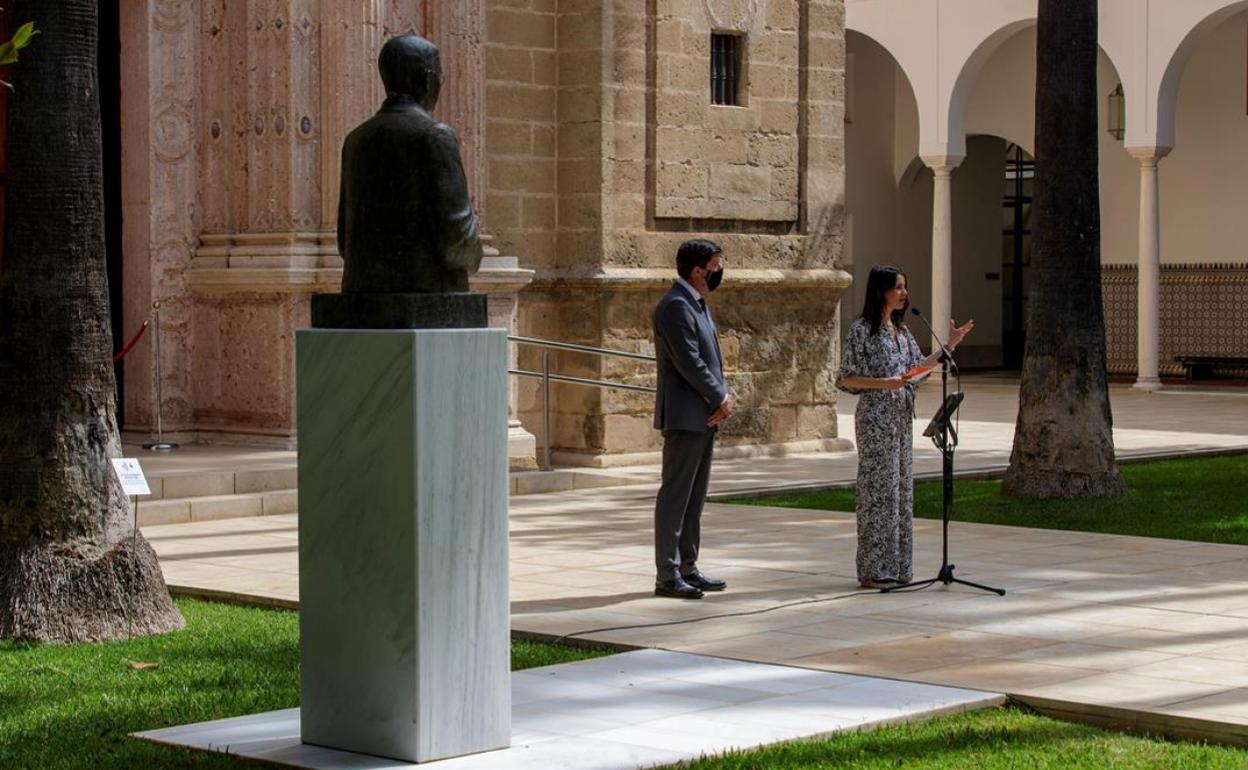 Inés Arrimadas y Juan Marín, ayer en el patio del salón de plenos del Parlamento de Andalucía.