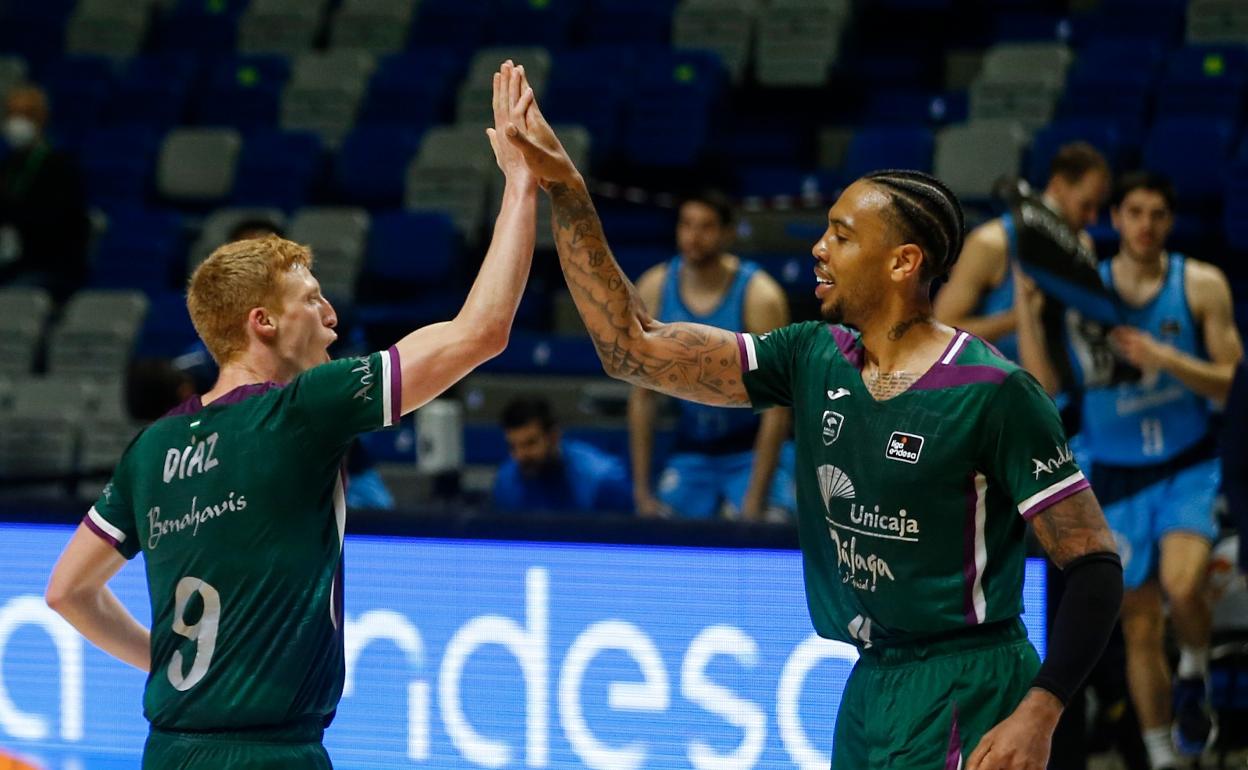 Díaz es felicitado por Malcolm Thomas durante el partido ante el Estudiantes. 