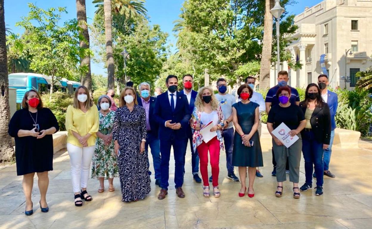 En el centro, Pérez y Ramos, con los ediles socialistas y de Adelante, en el Parque frente a la Casona.