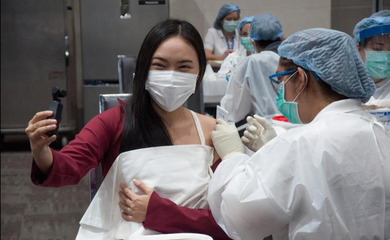 Una mujer es vacunada con Sinovac en Bangkok. 