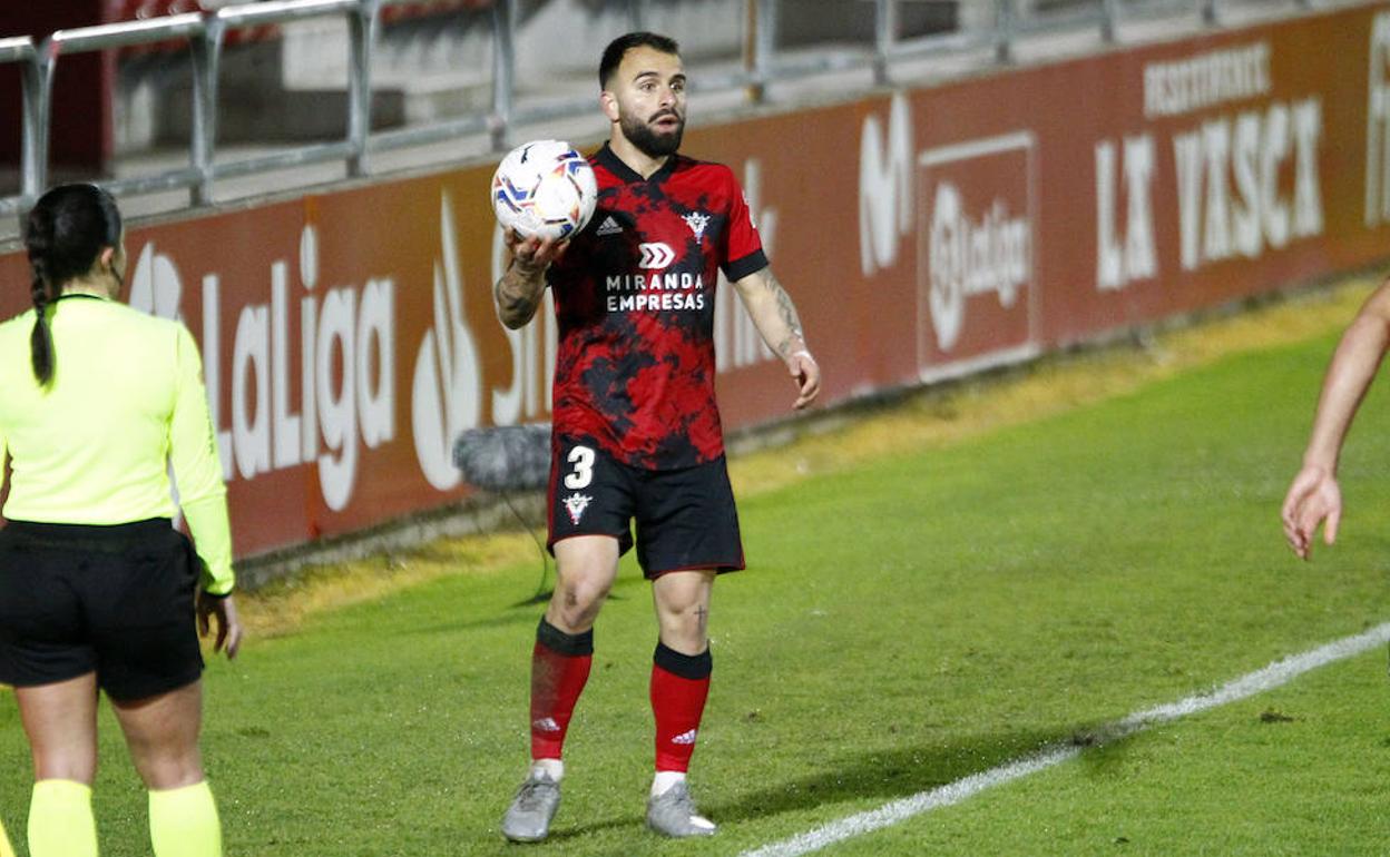 El futbolista Javi Jiménez, durante un partido con el Mirandés la temporada pasada.