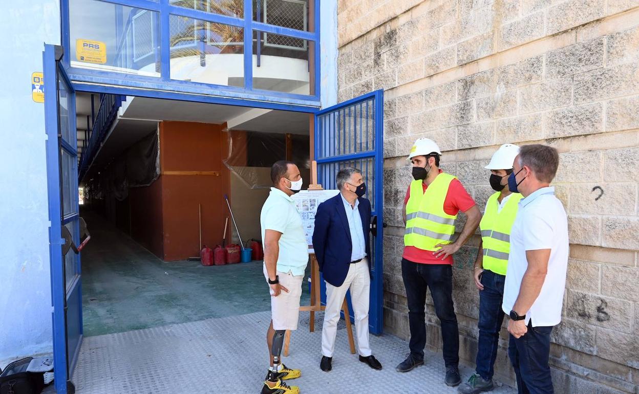 Los ediles Javier Mérida y Javier García, en las obras del pabellón Elena Benítez. 