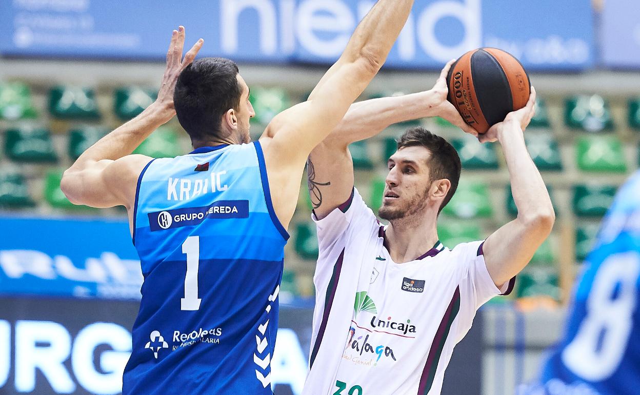 Rubén Guerrero, ante Kravic en el partido frente al Burgos. 