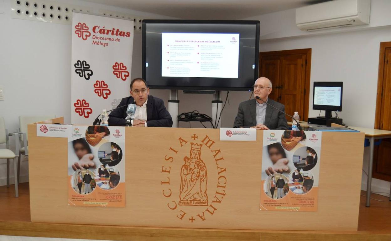 Francisco José Sánchez Heras, director general de Cáritas, y Antonio Collado, delegado episcopal d Cáritas, en la presentación de la memoria