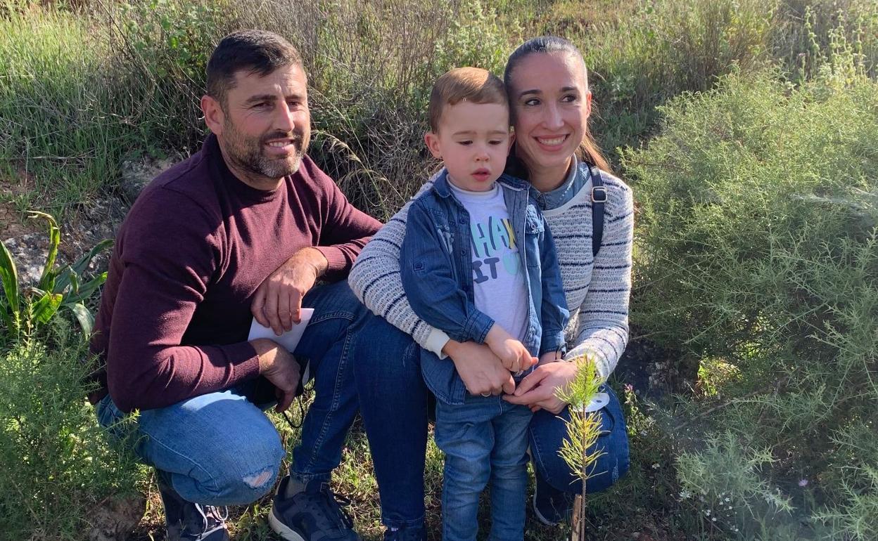 Juan Antonio Cuadrado y Jessica Reina, junto a su hijo Martín, una de las familias que participó en la plantación.